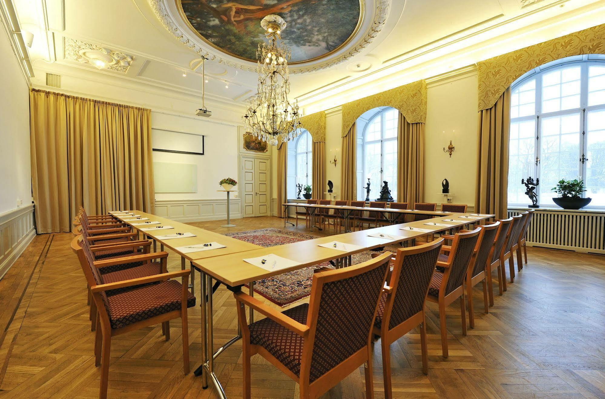 Naesby Slott 4*