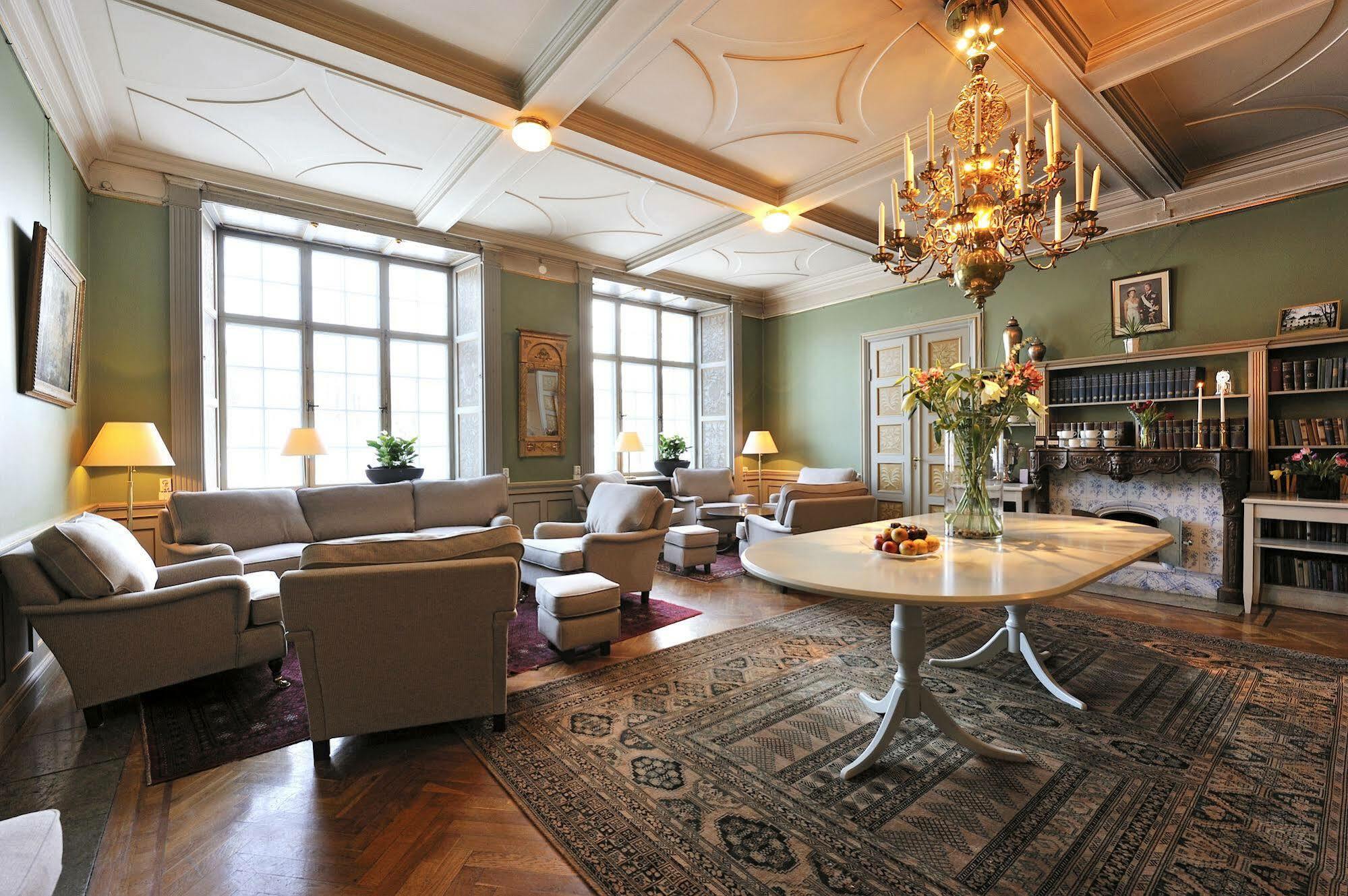 Naesby Slott